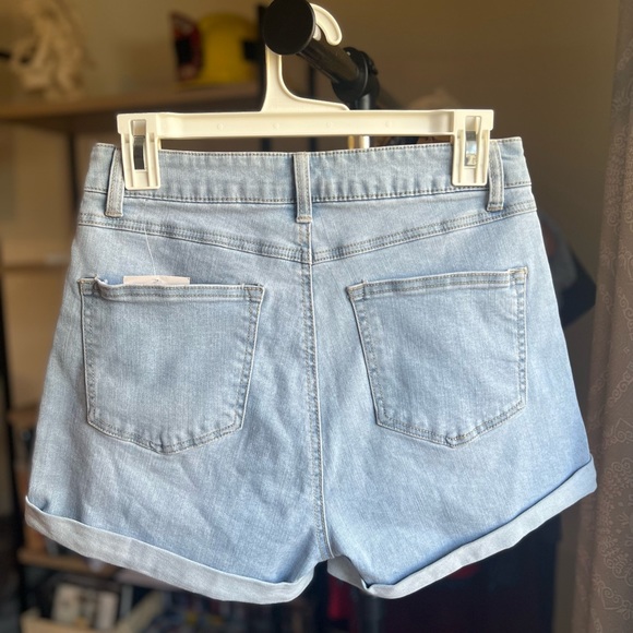 Curvy Light Denim Short - Picture 2 of 5